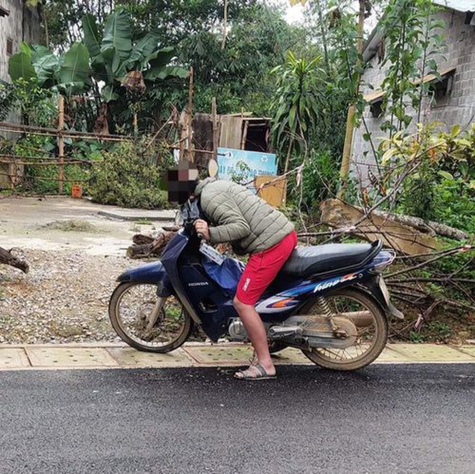 Làm rõ nguyên nhân nam thanh niên gục chết trên xe máy ven đường