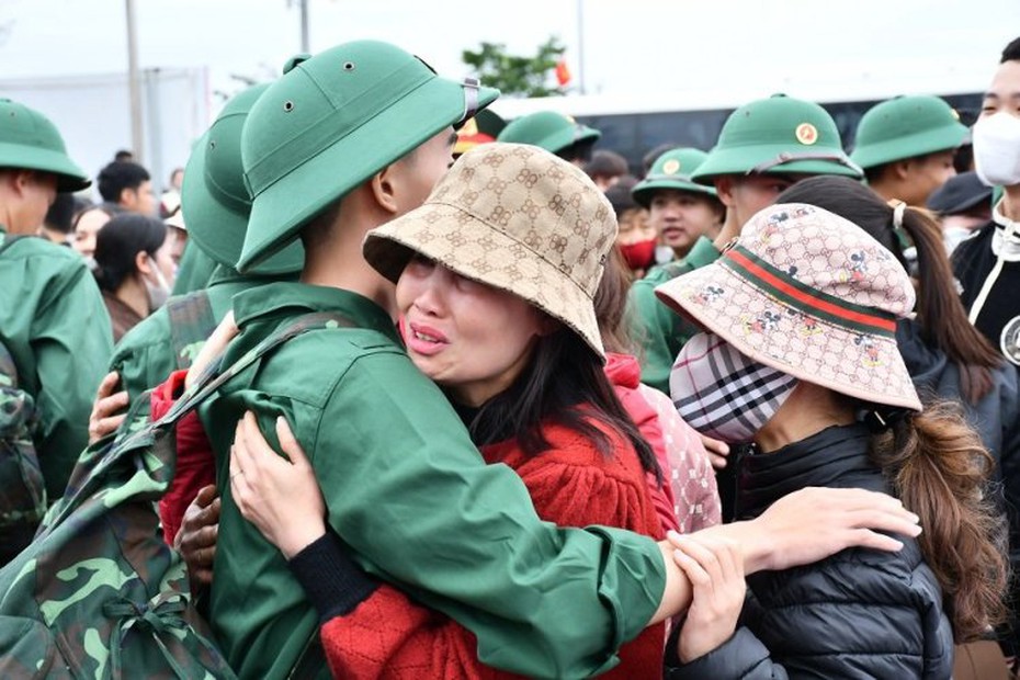 Quảng Bình: Người thân xúc động tiễn tân binh lên đường nhập ngũ