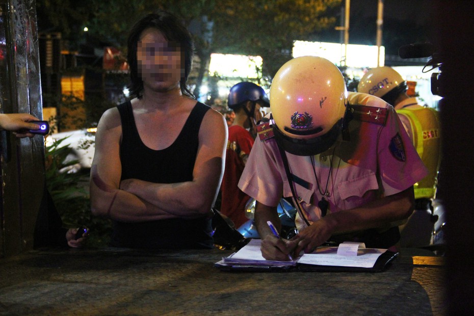 Thanh niên nhậu 3 ngày 3 đêm lao xe vào chốt CSGT, đòi tự tử vì vợ bỏ