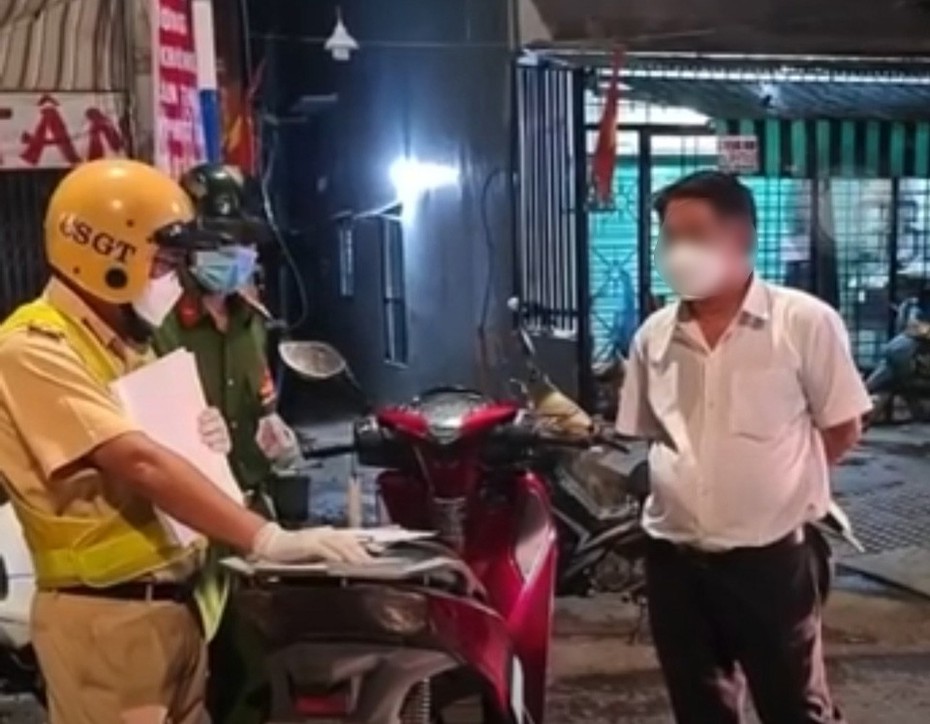 Bị phạt 37 triệu đồng vì ra đường sau 18h và vi phạm nồng độ cồn