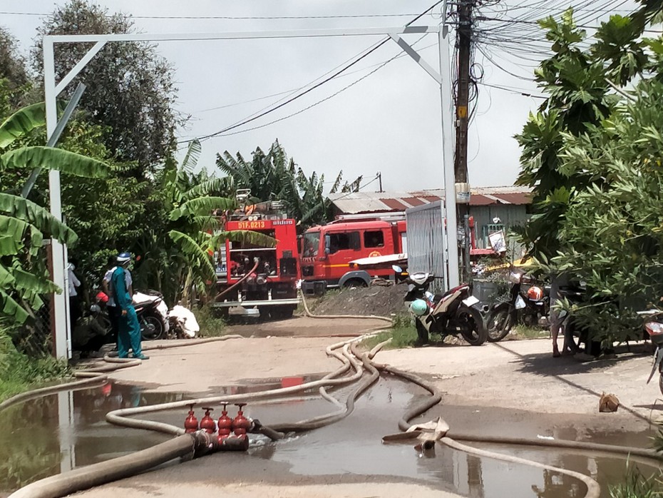 Tp.HCM: Cháy lớn tại một bãi chứa lốp xe