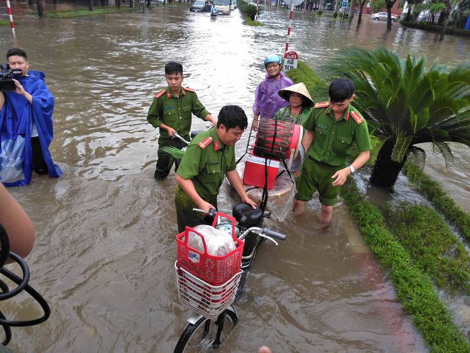 Nghệ An: Đường ngập như sông, công an xắn quần lội nước giúp dân