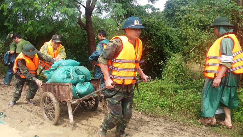 Nguy cơ vỡ đê sông Vinh, tính mạng hơn 4.000 người bị đe dọa