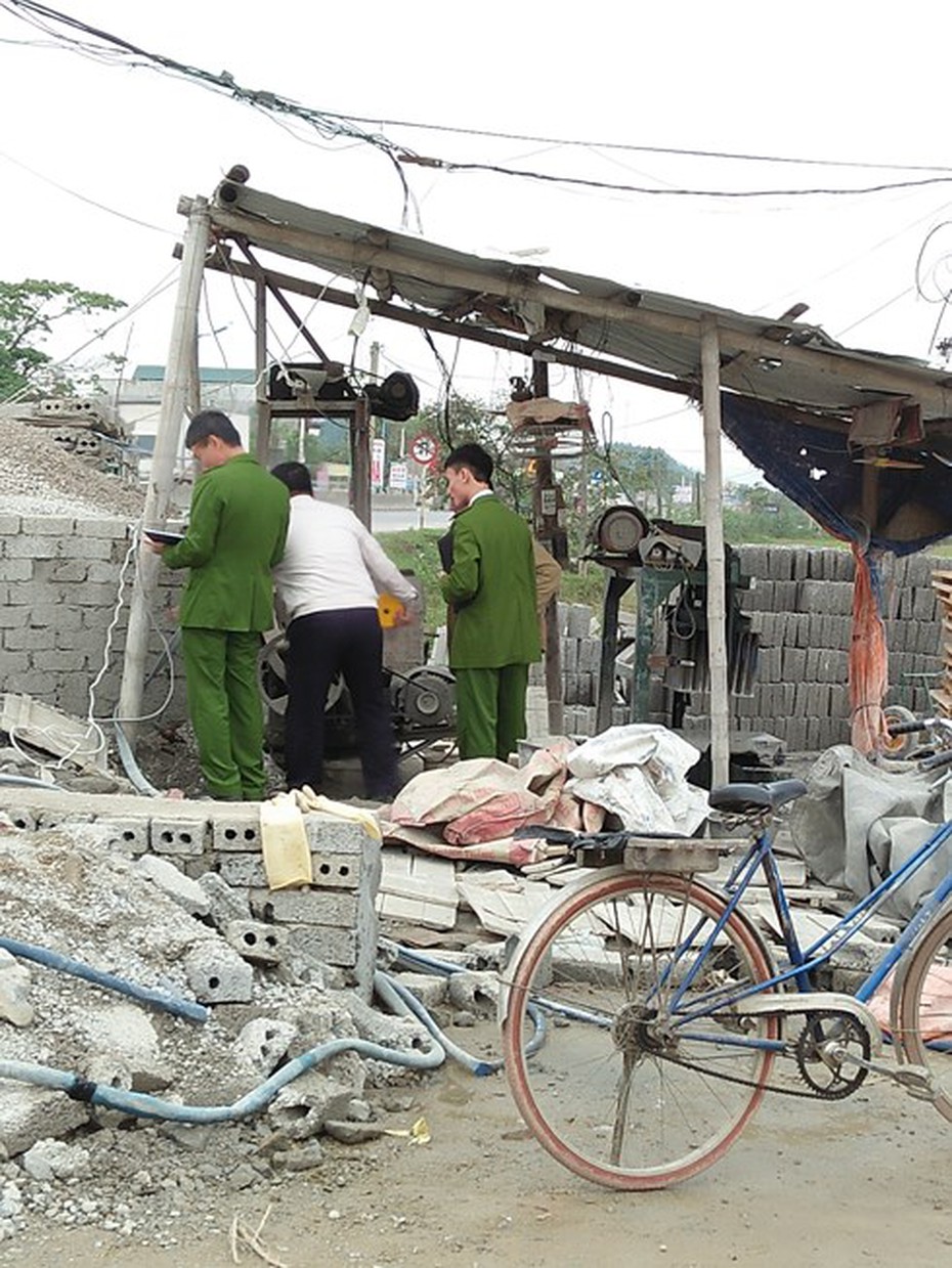 Mưu sinh nuôi con nhỏ, một phụ nữ bị cuốn vào máy làm gạch