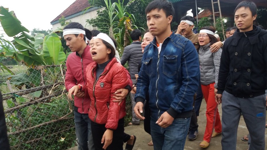 Nữ sinh mất tích khi đi chơi với người yêu: Mẹ khóc ngất trong đám tang