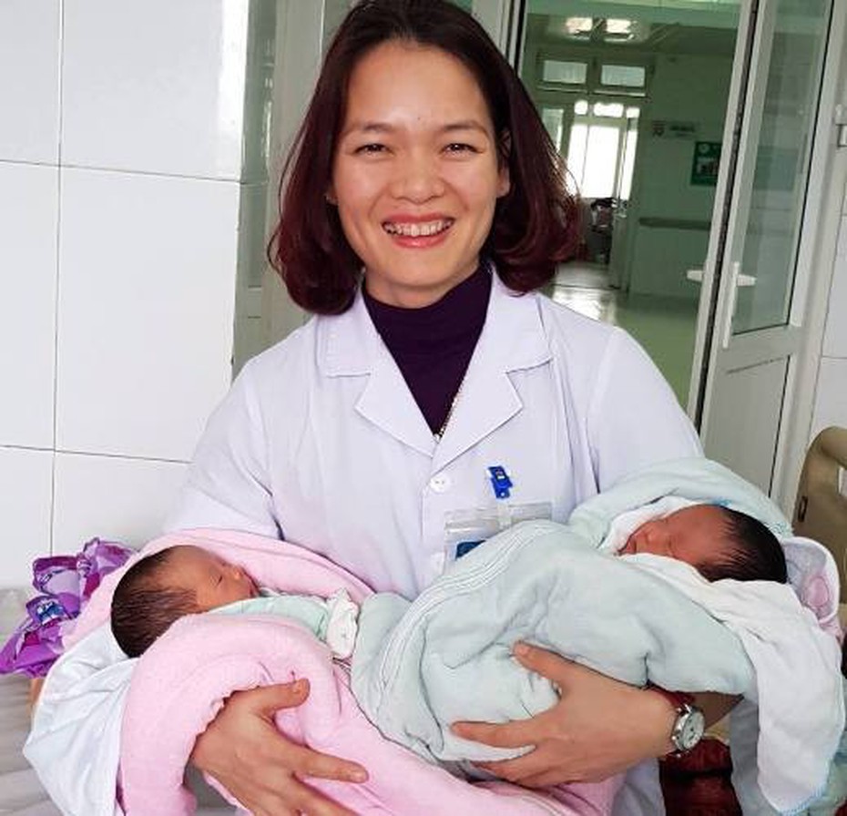 Sản phụ Nghệ An sinh đôi hiếm gặp, còn nguyên bọc ối khi ra đời