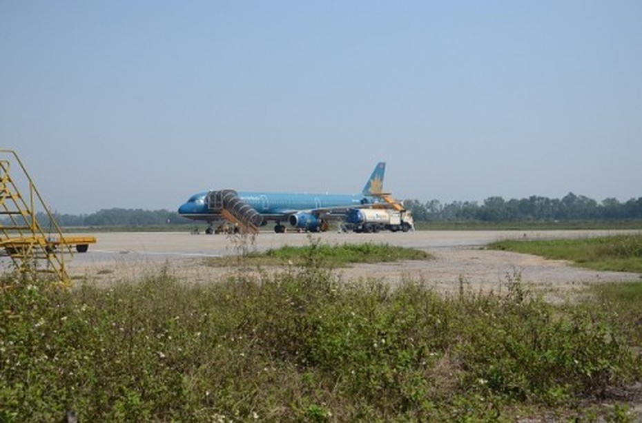 Vietnam Airlines xin lỗi hành khách vì máy bay nằm giữa đường băng