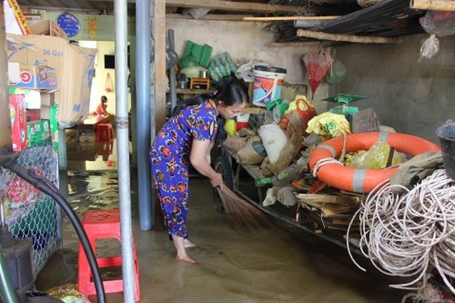 Người dân Nghệ An khốn khổ sống trong cảnh nước ngập dù trời nắng to