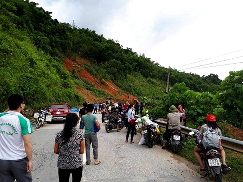 Sạt lở Quốc lộ 7 ở Nghệ An, người dân trắng đêm chờ đợi