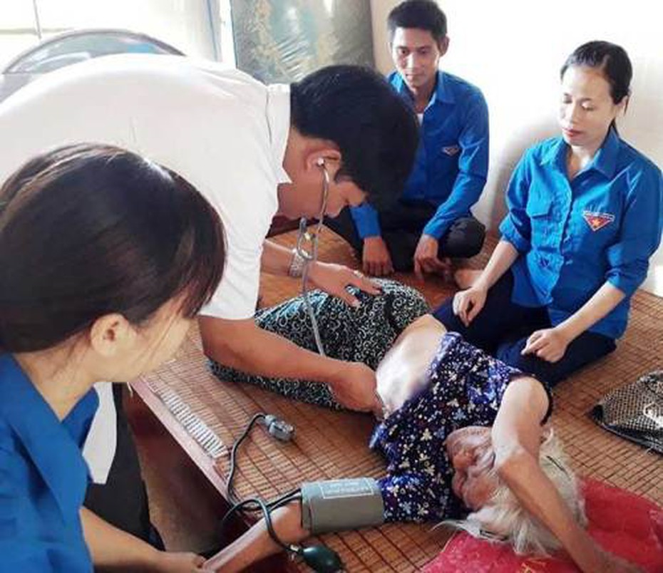 Trưởng trạm y tế lao xuống nước lũ sâu cứu người đuối nước