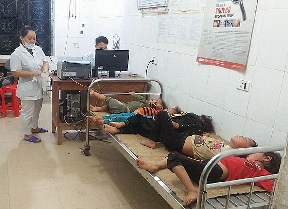 Theo mẹ ra đồng, 5 cháu nhỏ bị ong đốt nguy kịch