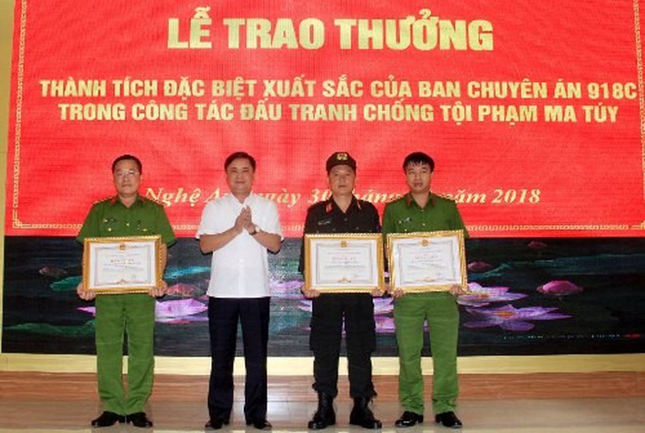 Trao thưởng Ban chuyên án đấu súng, tiêu diệt trùm ma túy trong đêm