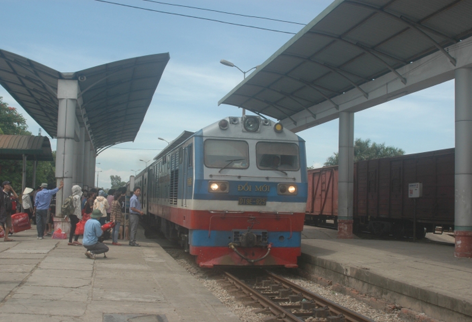 Hàng trăm người mắc kẹt tại ga Vinh nhiều giờ do ảnh hưởng cơn bão số 9