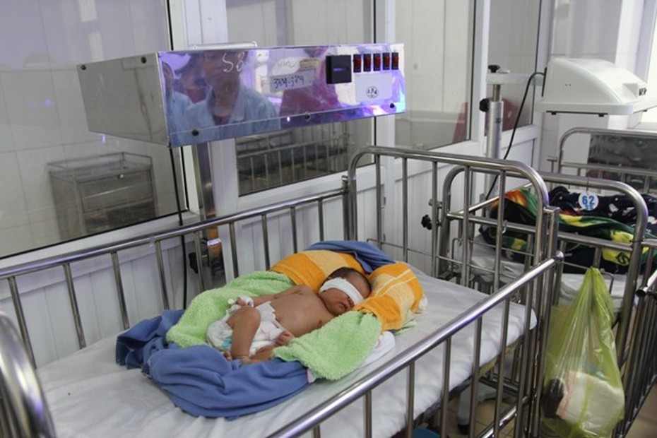 Người mẹ lẻn vào phòng bảo vệ làng trẻ SOS, bỏ lại con sơ sinh 3 ngày tuổi