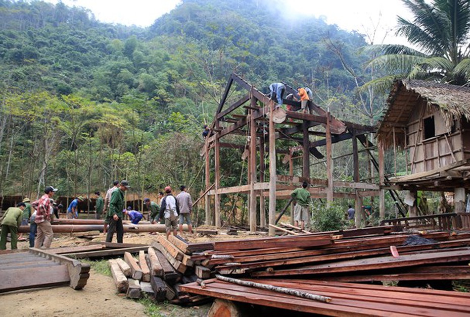 Nghệ An: Bản làng chung tay di dời nhà để đón Tết, tránh nguy cơ lũ quét