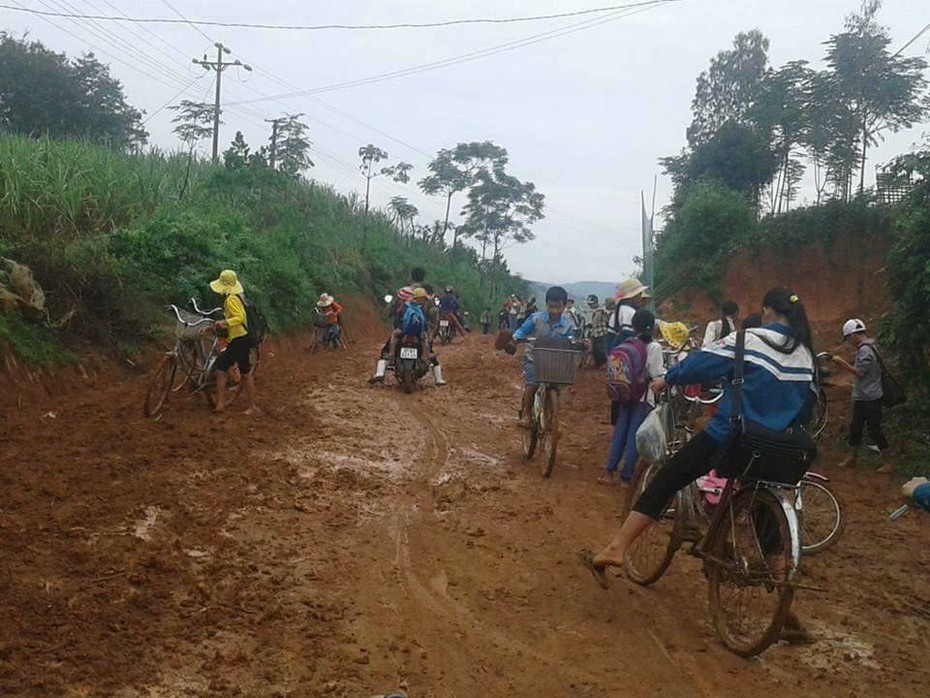 Đến trường mùa mưa, học sinh “bì bõm” lội bùn đi học