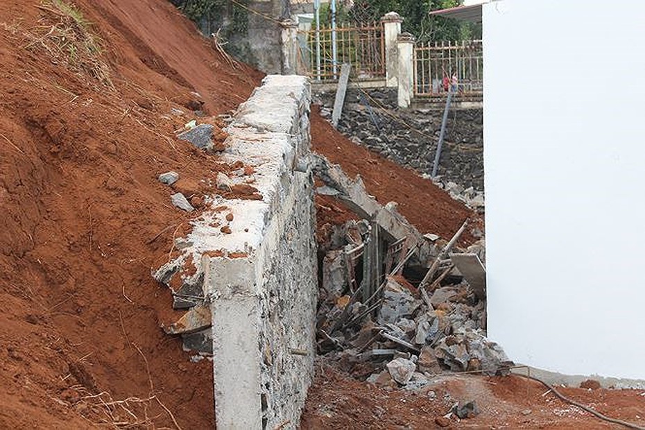 Sập tường kè chống sạt lở, 3 phụ nữ và 1 em nhỏ nhập viện