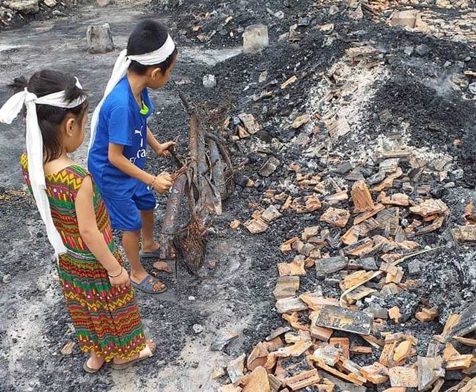 Xót xa cả nhà trắng tay sau vụ cháy, 2 cháu bé ngủ giữa trời sương gió