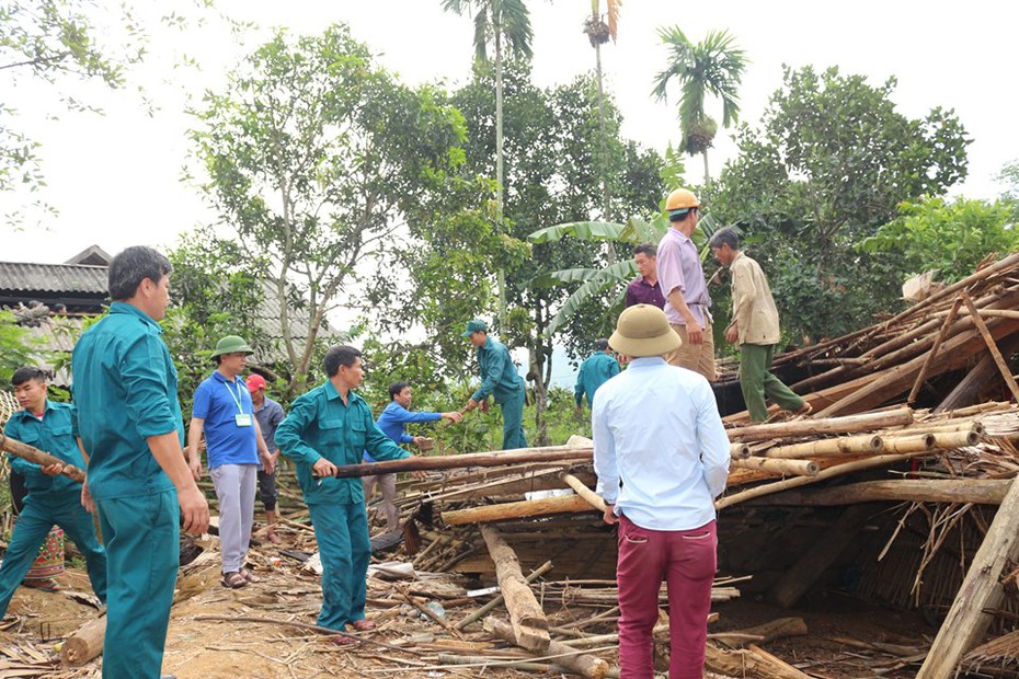 Lốc xoáy làm đổ sập hàng chục ngôi nhà, sét đánh chết 3 con trâu