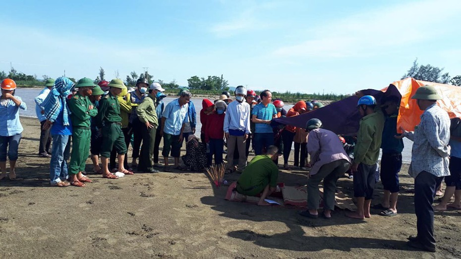 Mẹ đau đớn nhìn con 12 tuổi đuối nước tử vong