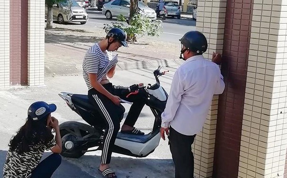 Nam sinh Nghệ An òa khóc trước cổng trường vì ngủ quên, không được vào thi