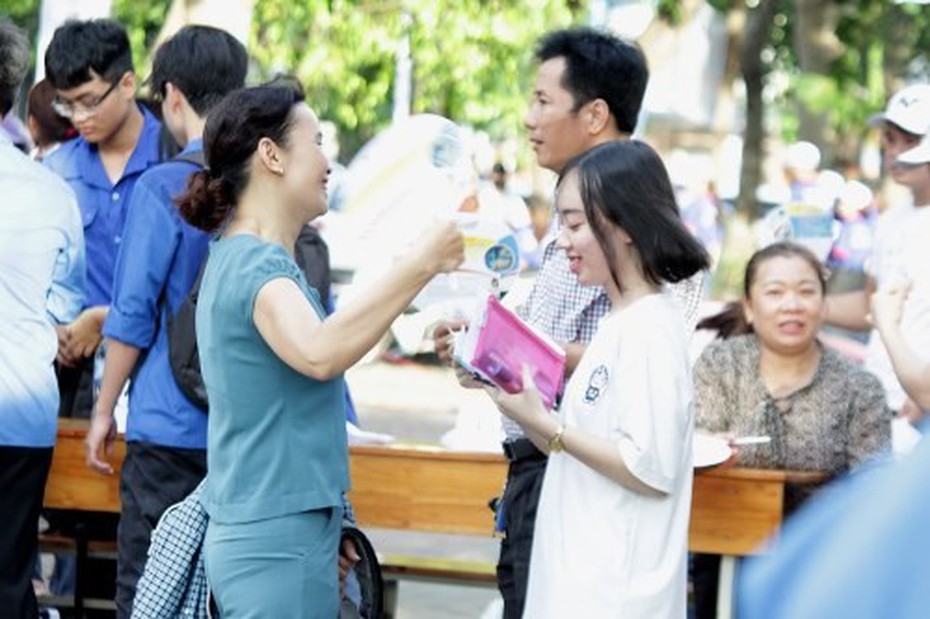 Phụ huynh “đội nắng” gần 40 độ, tiếp sức cho con trong kỳ thi THPT Quốc gia