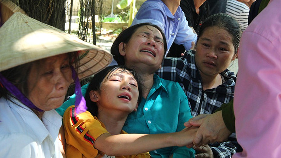 Vụ tàu cá Nghệ An bị chìm: Đau đớn đón thi thể ngư dân về quê mai táng