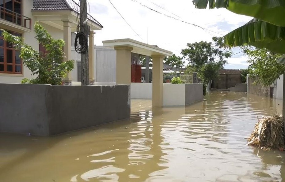 Vỡ kênh Nam Vực Mấu, hàng trăm hộ dân ngập trong biển nước