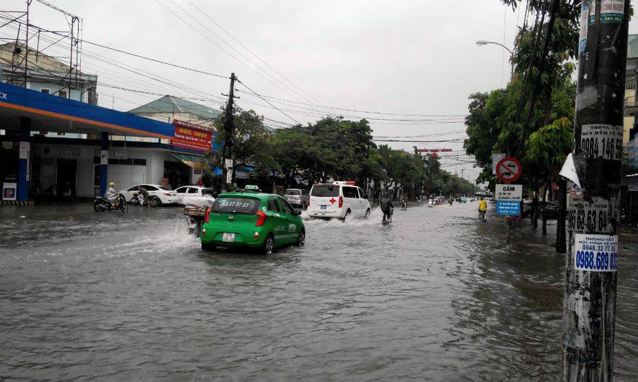 Thành phố Vinh chìm trong biển nước sau cơn mưa lớn