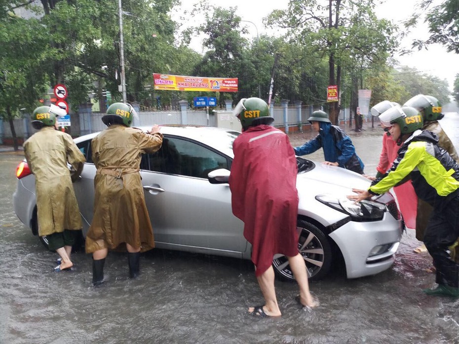 Nhiều xe chết máy vì ngập nước, chiến sĩ công an dầm mưa phân luồng