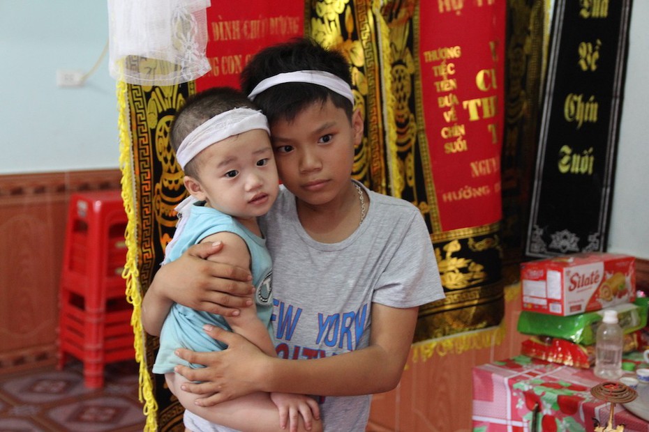 Sinh ra không có cha, hai em bé bơ vơ khi mẹ bất ngờ qua đời