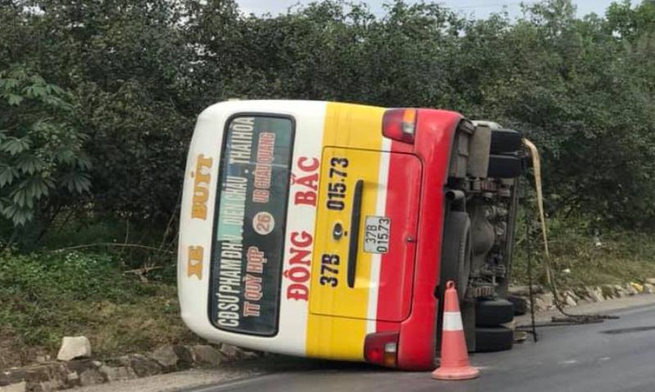 Video: Hành khách đập kính chui ra ngoài sau vụ lật xe bus