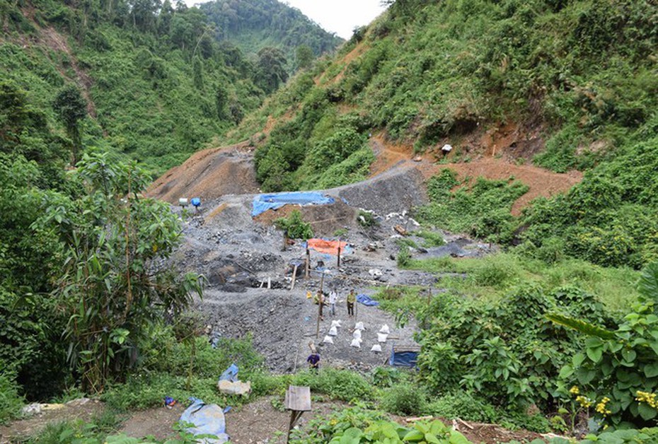 Bàn giao 11 phu vàng bị chủ bãi giam giữ, đánh đập về quê nhà