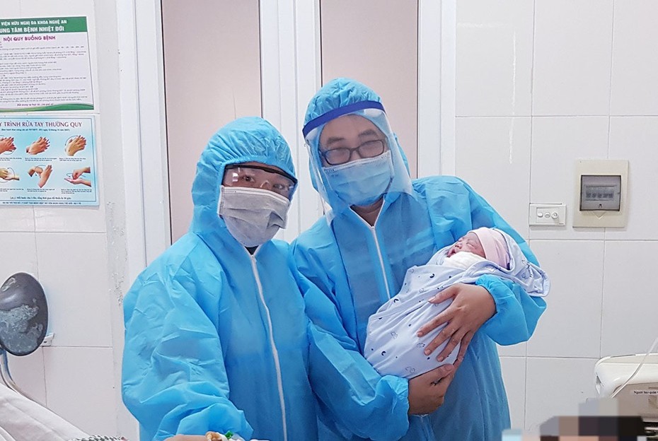 Bé gái 3,5kg chào đời trong khu cách ly ở Nghệ An