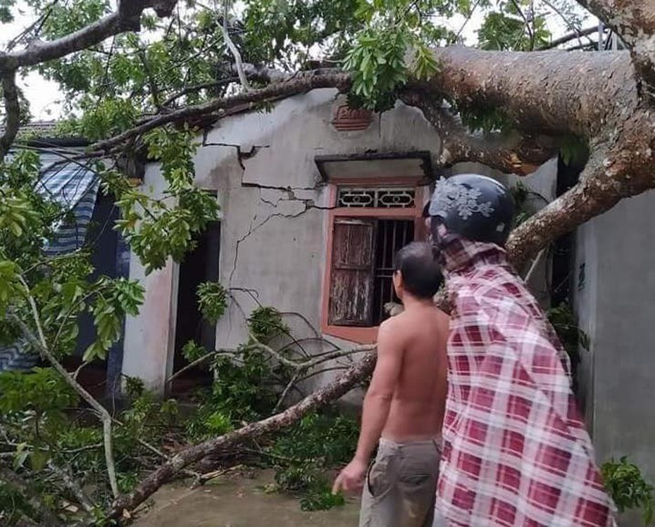 Nghệ An: Sét đánh 2 người tử vong, giông quật ngã hàng loạt cột đèn trang trí