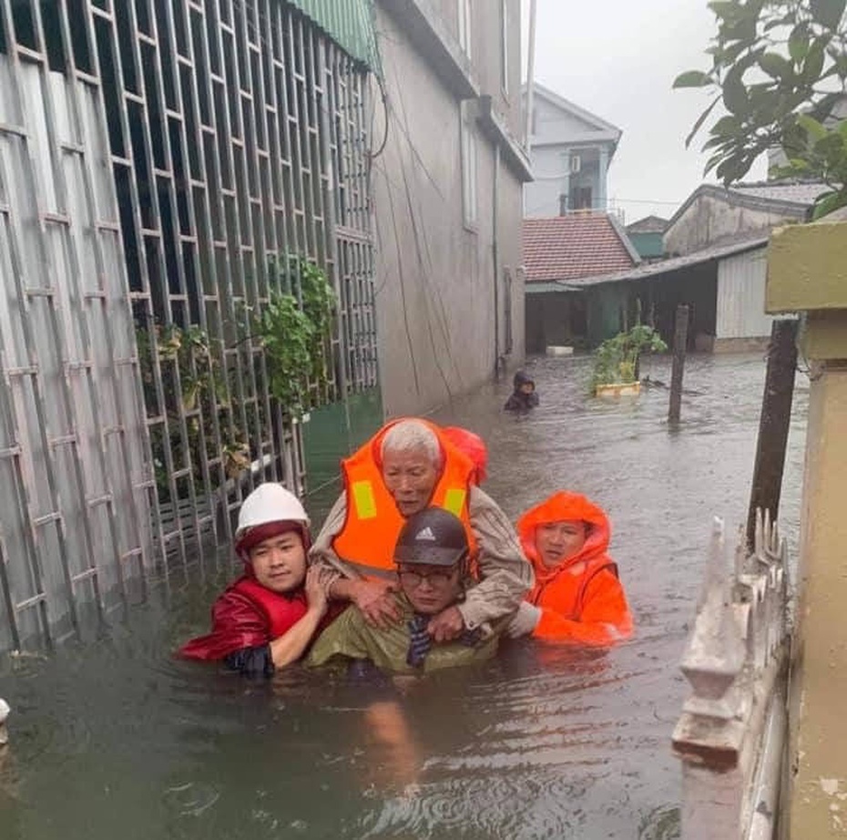 Bộ đội, công an Nghệ An ngâm mình trong nước cõng dân ra khỏi vùng lụt