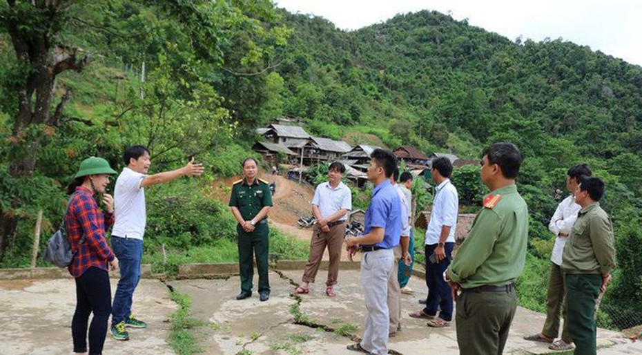 “Khối bom” đất treo lơ lửng trên đầu bản