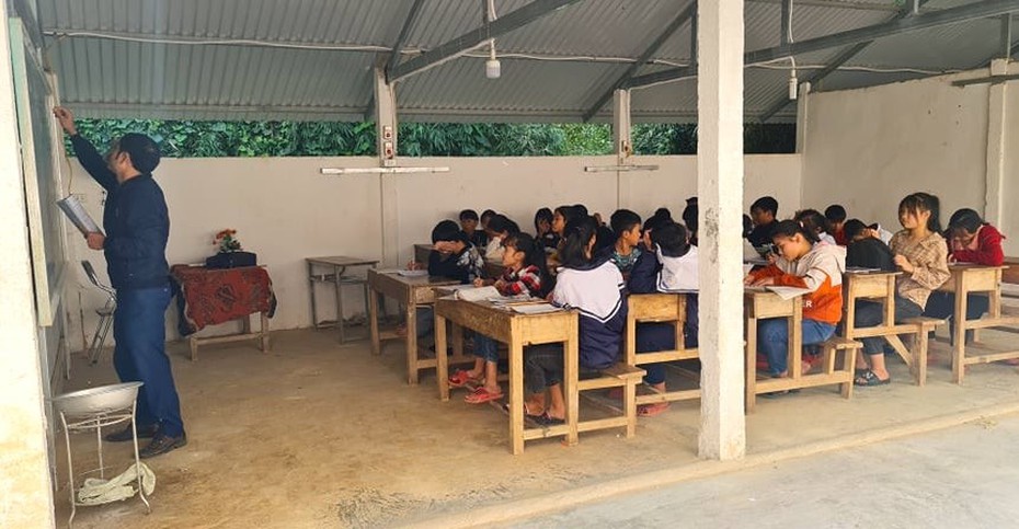 Thương cho hàng trăm học sinh phải học tạm trong nhà xe cũ
