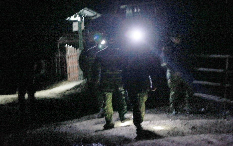 Chiến sĩ biên phòng vượt sương lạnh trong đêm tuần tra biên giới