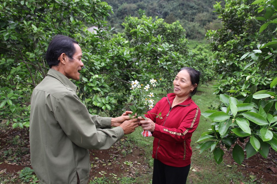 Món quà bất ngờ tặng người phụ nữ nghị lực nuôi 4 con chờ chồng ra tù