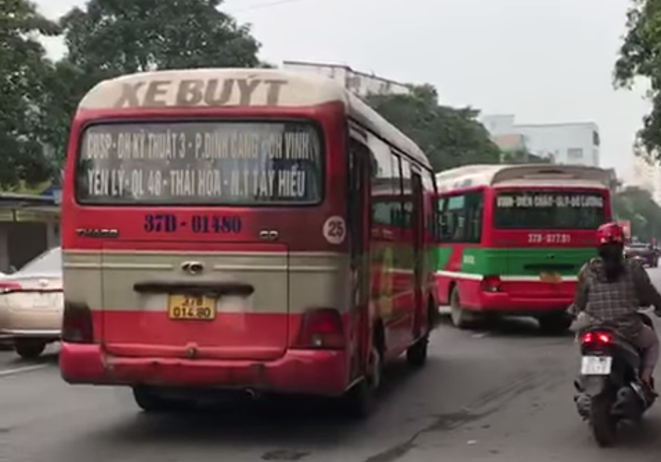 Video: 2 xe bus lạng lách, đánh võng, chèn ép nhau trên đường