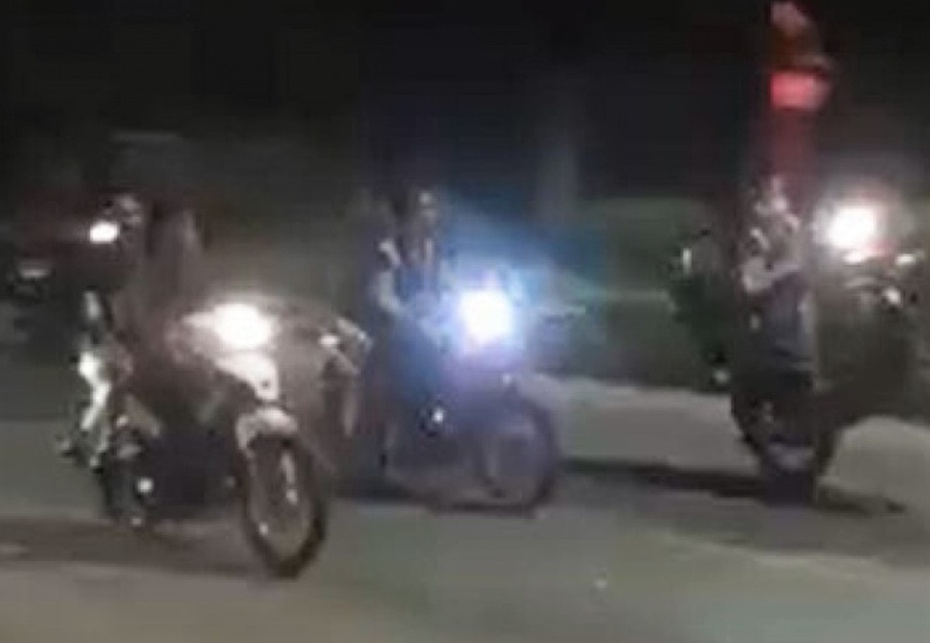 Clip: Nhóm “quái xế” bốc đầu, rú ga làm cả thị trấn náo loạn