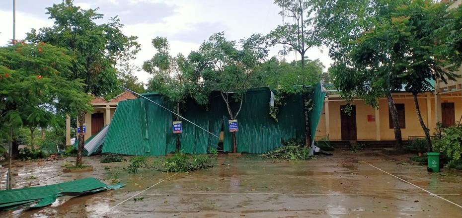 Trường học bị tốc mái sau trận lốc xoáy kèm mưa đá