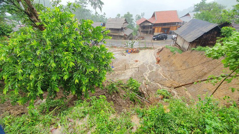 Mưa lớn làm sập nhà, người dân phải di tản tránh lũ