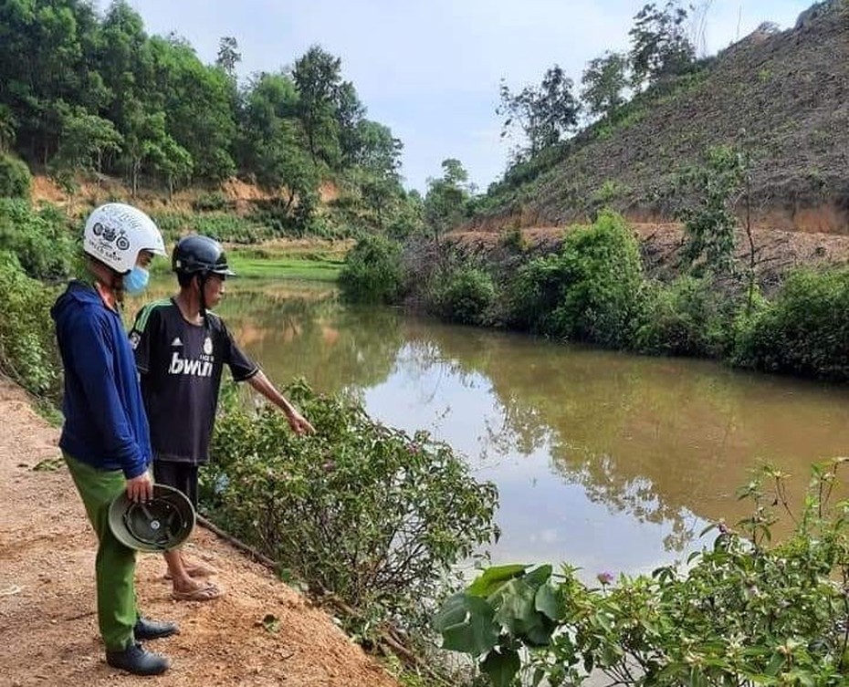 3 mẹ con ngã xuống đập nước, 2 người tử nạn thương tâm