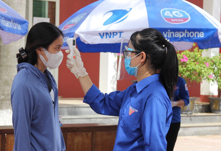 Hơn 34.000 thí sinh Nghệ An “đội nắng” 40 độ đến làm thủ tục dự thi