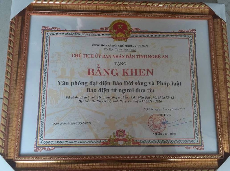 Văn phòng tạp chí Đời sống và Pháp luật xuất sắc nhận Bằng khen của Chủ tịch tỉnh Nghệ An