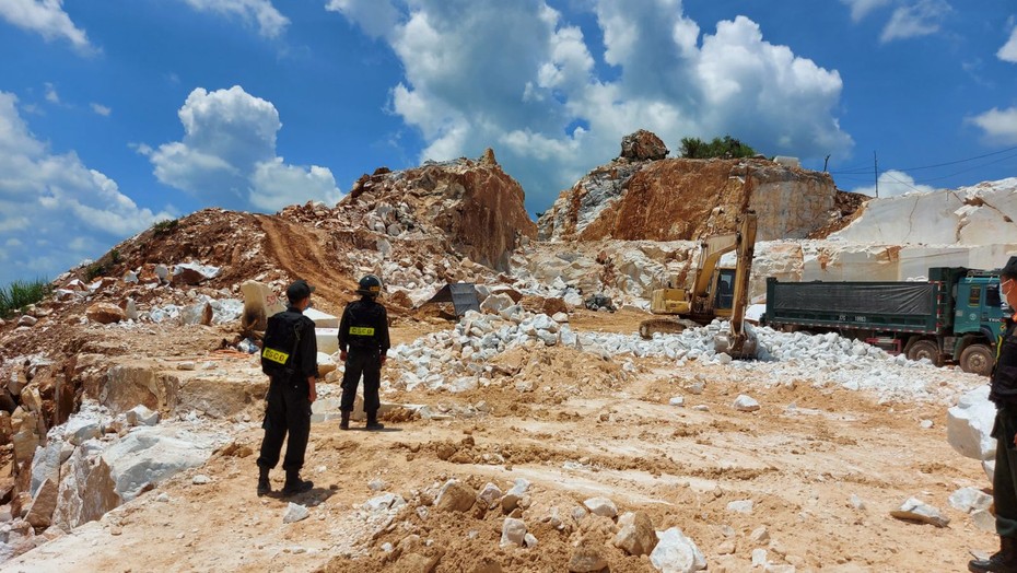 Hé lộ về "đại gia" bị khởi tố vì khai thác hơn 1.000m³ khối đá trái phép ở Nghệ An