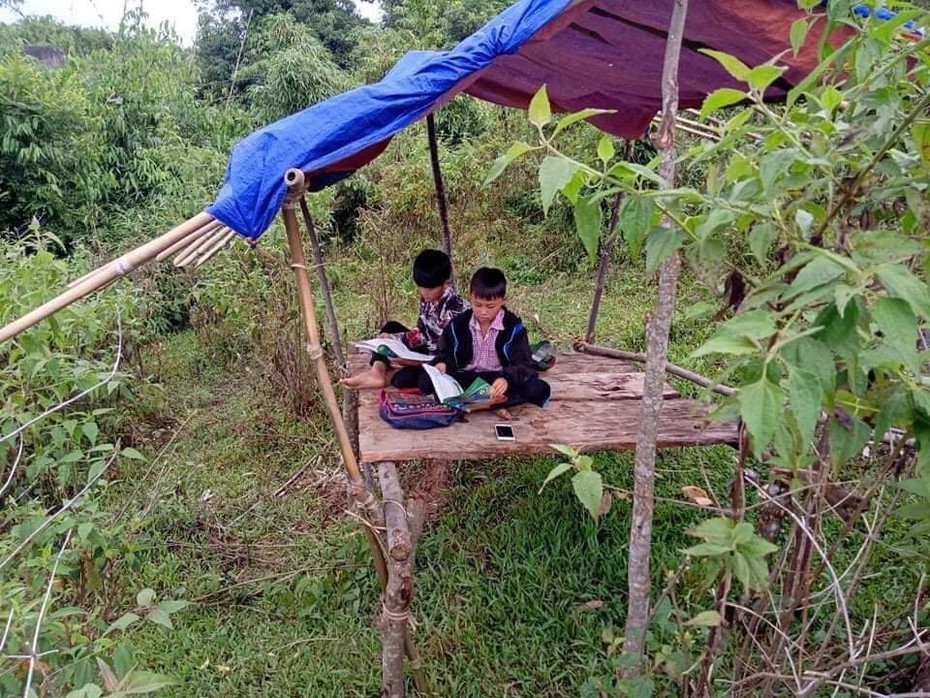 Hai học sinh H'Mông dựng chòi trên núi hứng sóng để học trực tuyến