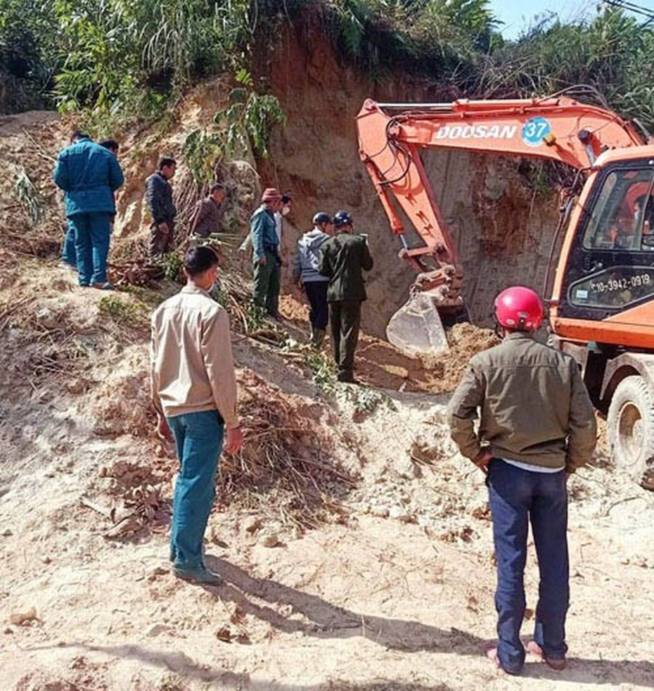 Đất nền làm nhà bất ngờ đổ ập xuống vùi lấp 5 cháu bé ở Nghệ An